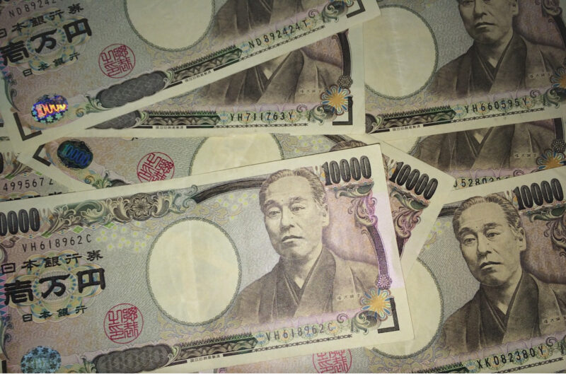１千万円札が複数枚写っている画像